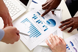 two business executives speaking with an executive planner in Fairfax, VA to discuss their business valuations and how to measure their company growth