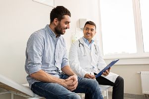 A medical specialist with his patient. With EPO, you can directly book appointments instead of first seeing PCP